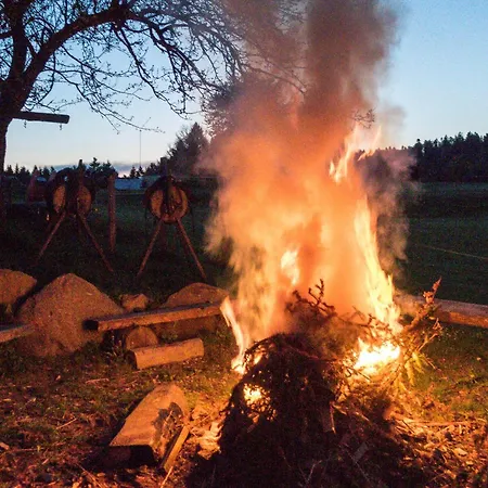 Farmház Bio-ferienhof Hoefler- 400 Jahre Alter 4-seithof, Direkt Neben Dem Rannasee *